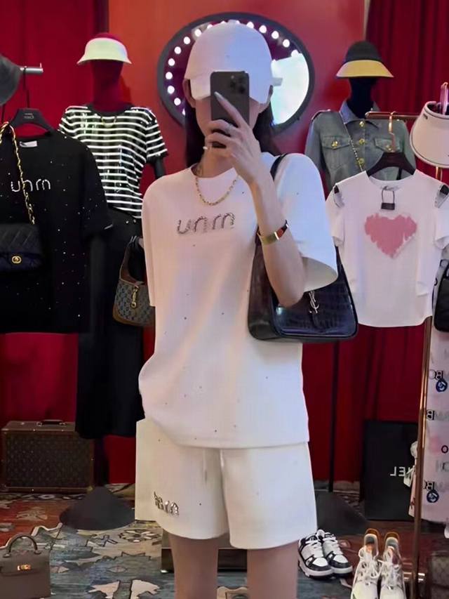 码数：S-M-L-Xl-Xxl 颜色：白色 面料：棉 描述： 华丽又亮眼的热烫钻繁星衣身，十分吸睛 小小的立体钉钻字母点缀亦能诠释出精致感来 不似夏日大多数的艳