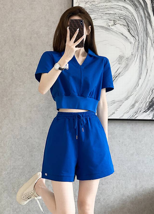 码数：S-M-L-Xl-Xxl 颜色：蓝色 面料：棉 描述： 整套上身端庄大方的感觉，洋气时尚泫雅风 V领的设计，颇带几分性感，显肚子小 下半身短裤的绑带设计，