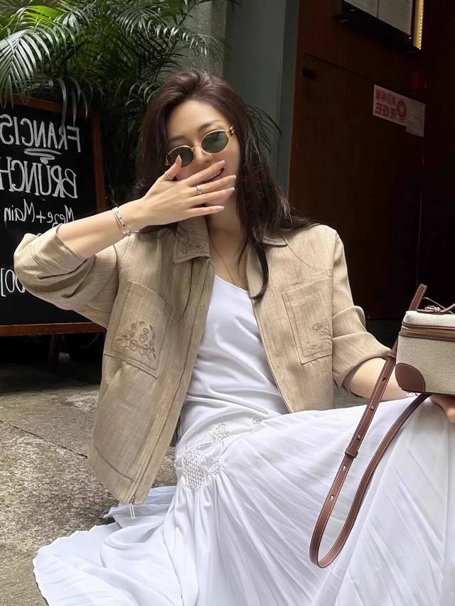 法式复古藤蔓刺绣亚麻外套 短款版型提高腰线 轻松营造超模般优越好比例，前片率性大口袋设计搭配斯文温和的翻领，经典大方简洁 自带率性不会有束缚感，亚麻纤维由复杂的