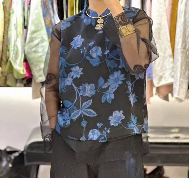 爆款上新今天陆续出手工钉扣慢 三色桑蚕丝香云纱马甲 经典大气花色百搭气质 面料： 100%桑蚕丝香云纱 颜色：蓝色，绿色，金咖 码数：S-Xl