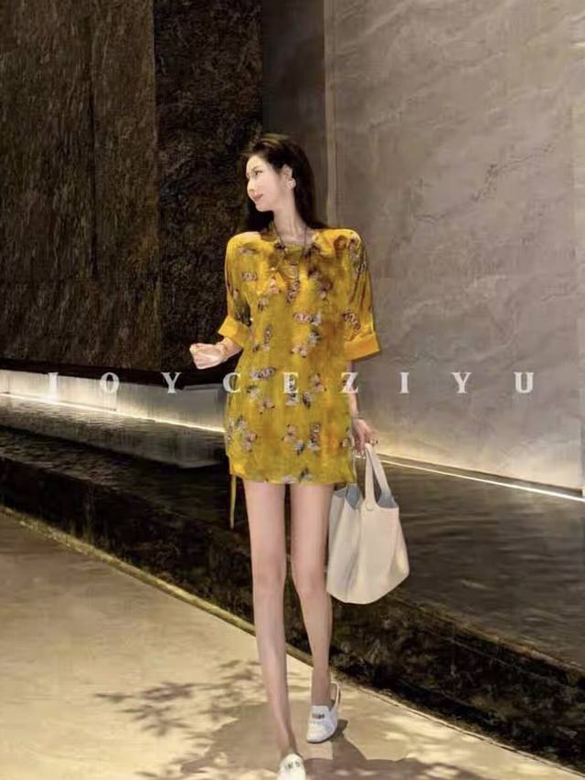 香云纱套装大量出货金盏蝶 中式人丝香云纱花萝蝴蝶定染盘扣气质上衣 短裤套装 两件套 斜裁门襟典雅有气质是辨识度较高的新中式风格 上身呈现A字版型将周身的都附着一