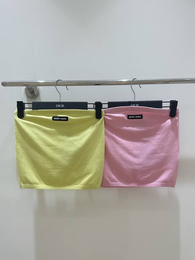 新款现货！Miumiu徽标糖果色抹胸甜美上线，鲜艳色彩，性感抹胸设计，彰显个性魅力，赶紧抢购吧！S M L