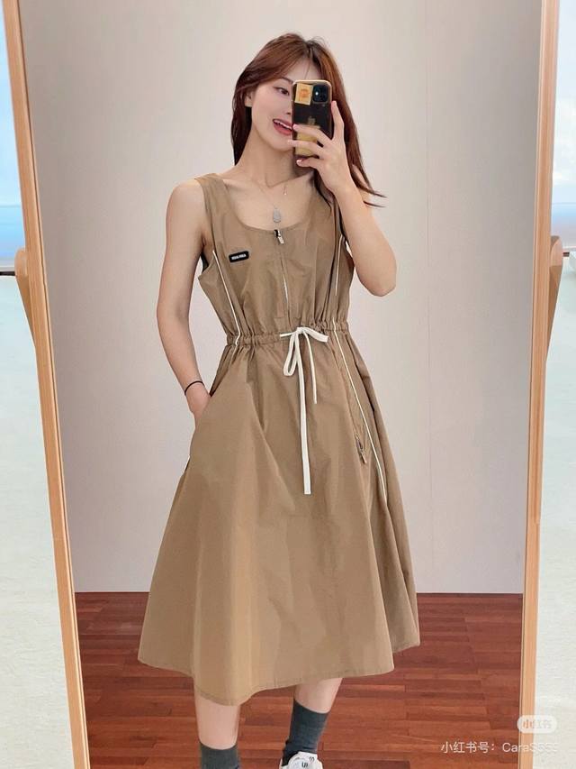 miumi* 新款无袖连衣裙侧边白色边条拼接 抽绳束腰设计 字母小标签装饰 休闲款 单色三码Sml