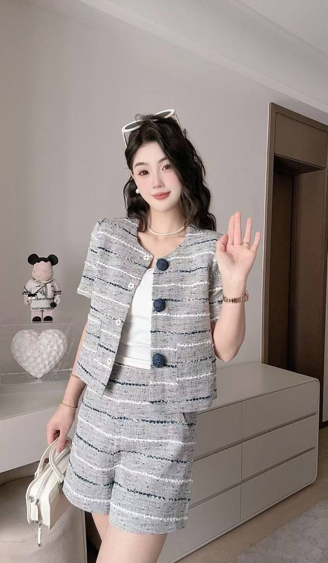 设计感优雅小香风上衣+短裤两件套 粗花呢面料质感高级 短外套配短裤 尽显利落优雅 撞色条纹设计 搭配精致纽扣 细节感拉满 轻松驾驭 魅力值爆棚 两色 Smlxl