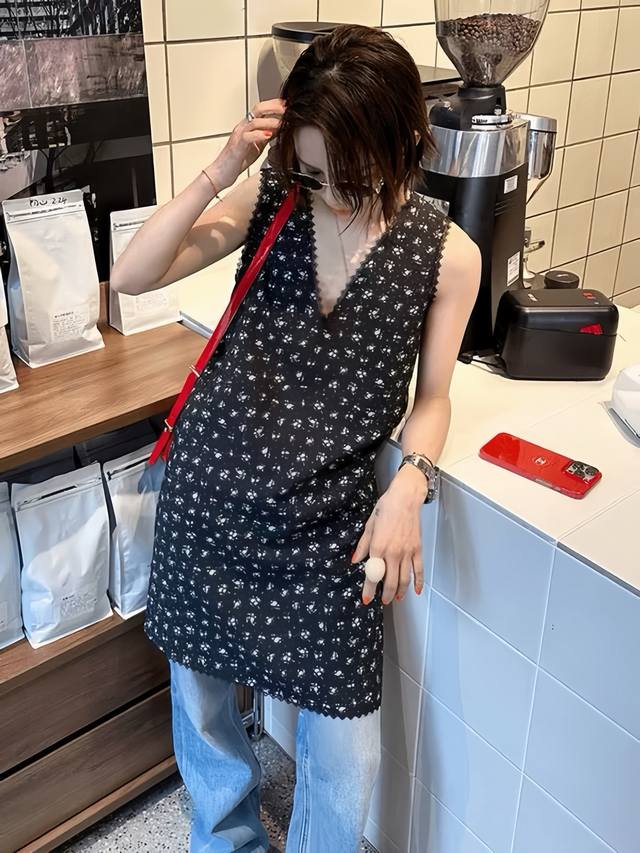 法式清新V领背心碎花裙，V领型轻松穿出巴掌脸和修长天鹅颈结合领口拼接的撞色蕾丝小花边精致温婉，微宽松版型设计A裙摆 步履之间裙摆随之摇曳 每一帧都很美 Smlx