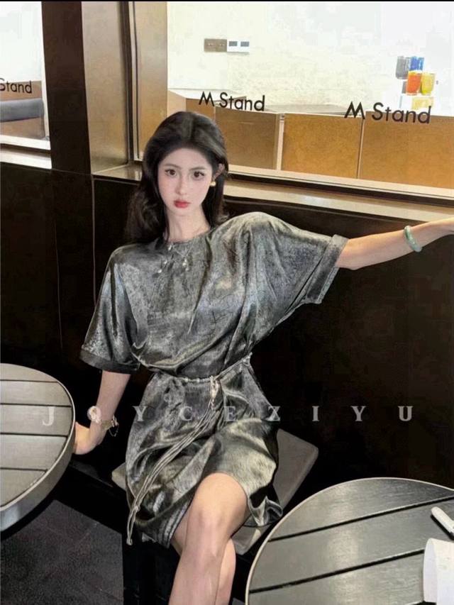 100%醋连衣裙翻单出货银河遐想 龟裂纹 醋酸老钱极光灰高知时髦收腰连衣裙、自然不规则的裂纹为灵感，结合富有中式高雅的香云纱布面效果，浑然天成，注入柔软光滑的垂