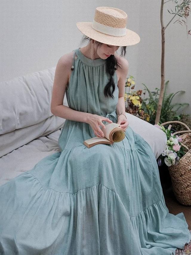 法式挂脖大裙摆无袖显瘦连衣裙邂逅一抹清新 如诗般优雅 挂脖设计展露迷人肩颈 层叠裙摆灵动飘逸 漫步间皆是浪漫 面料轻柔亲肤 夏日穿着舒适惬意 是度假与日常的绝美