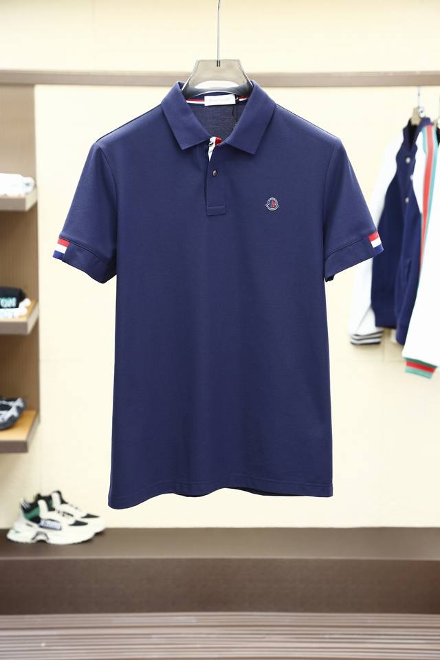 蒙口-重磅推荐！2025春夏新品 专柜在售 时尚高端男装Polo-胸前Logo个性时尚 进口顶极高密度弹力冰丝-极为亲肤舒适 摸上去非常的细腻，质感很好，凉爽透