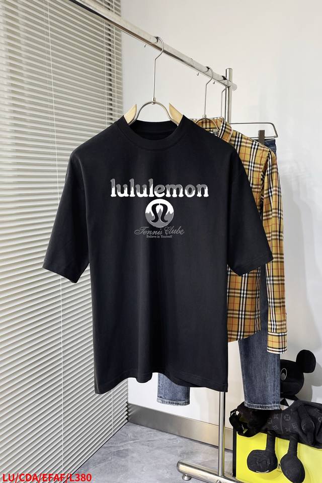 l380 Lu Lulu 新款字母印花双层重工短袖T桖 字母图案不管是T桖还是卫衣都是每年的爆款单品 前幅大面积印花采用大康丽数码印花机直喷 成本极高 经过多次