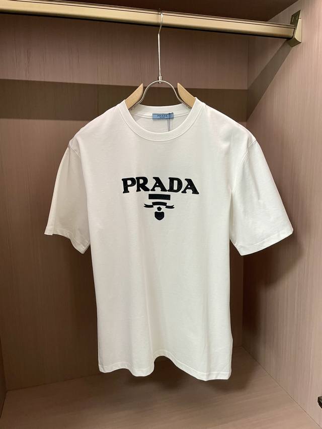 prad 官网同款 官网同款 官网同款 重磅推荐！2025Ss夏装新品 专柜在售 最新系列图案Logo短袖T恤 必须人手一件的节奏！进口顶极精梳棉面料，极为亲肤
