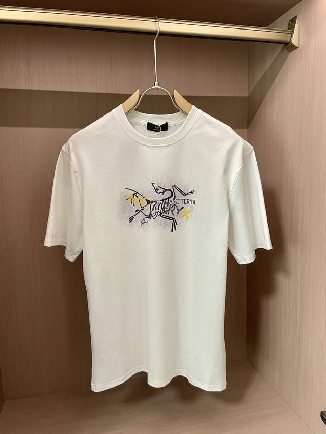 始祖鸟 官网同款 官网同款 官网同款 重磅推荐！2025Ss夏装新品 专柜在售 最新系列图案Logo短袖T恤 必须人手一件的节奏！进口顶极精梳棉面料，极为亲肤舒