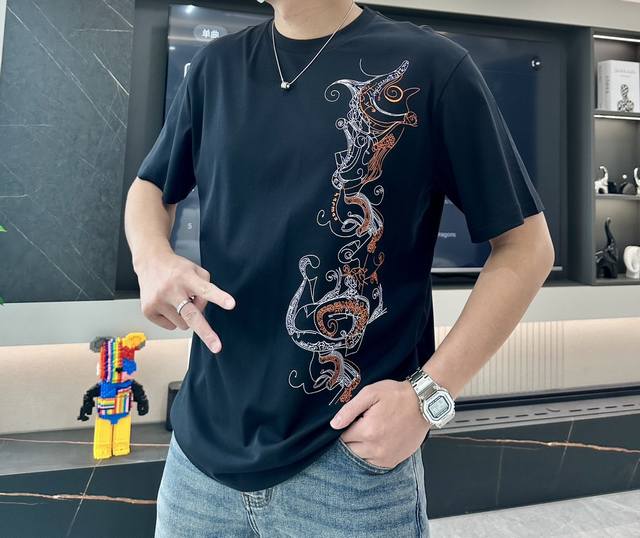 sg 爱*仕 春夏最新刺绣男士圆领T恤衫，胸前极具特色花卉图案，搭配经典H字母刺绣，精致而优雅，品牌标识度极高。传统百搭的基础版型，不挑人穿，上身有型有格调，更