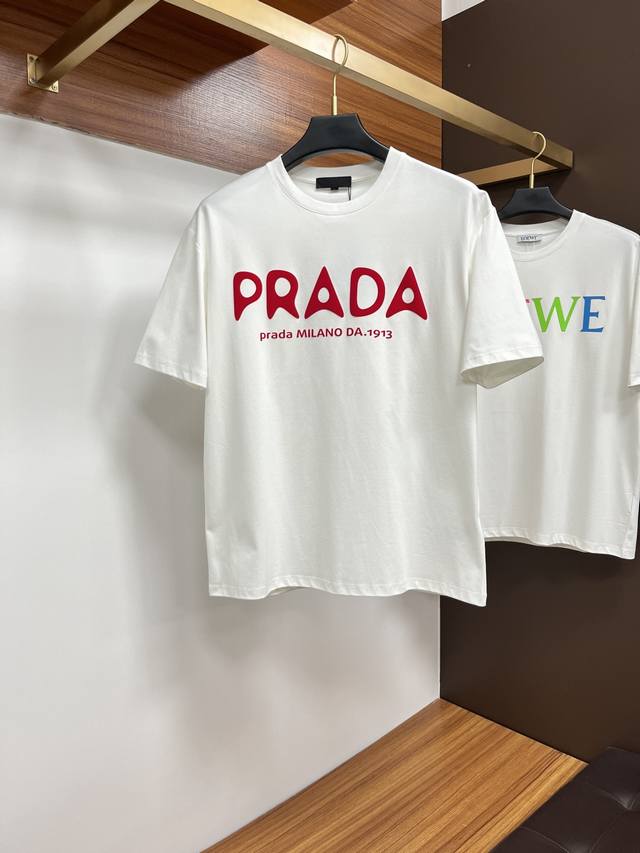 普拉达 25春夏新品Medusa&品牌字母徽标印花标识短袖T恤，Db定制80支双股丝光棉面料；黑色 白色 M-3Xl