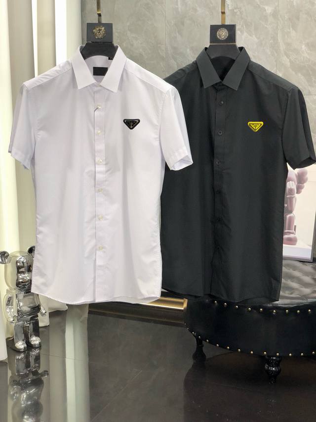 普拉达 欧货 2025Ss新款男士短袖衬衫，高端版本衬衣！专柜定制面料 透气舒适度高，细节无可挑剔，品牌元素设计理念，体现高品质。手感细腻柔软！呈现休闲裁剪，上