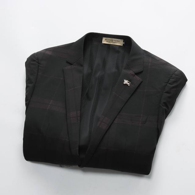 高版本 巴宝莉 2025Ss欧洲专柜主打系列。男士修身西服 ，采用进口羊毛面料 ，面料超级牛逼上身潇洒大气 ，贵气十足！男神必备码数:M-Xxxl 下单请报身高
