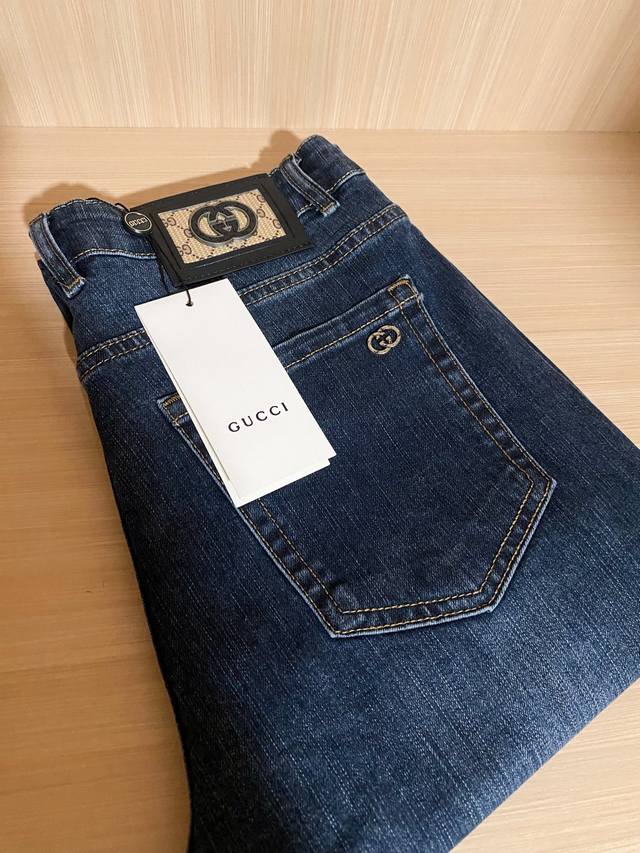 gucci 2025春夏新品经典男士时尚水洗牛仔裤，纯正 香港洋行渠道货 经典明星级单品，丹宁牛仔裤属于衣橱的必备单品，属于日常混搭和造型的利器 每个细节皆足矣