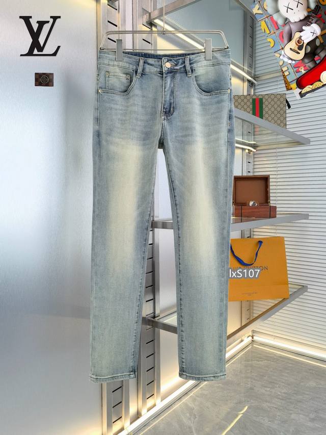 lv 2025Ss时尚新品 高端奢华定制修身小脚牛仔裤，客供水洗弹力面料 精仿棉纱混纺 面料舒适柔软 经典小五金配饰 品质卓然 极度奢华 上身有型 不挑人 尺码