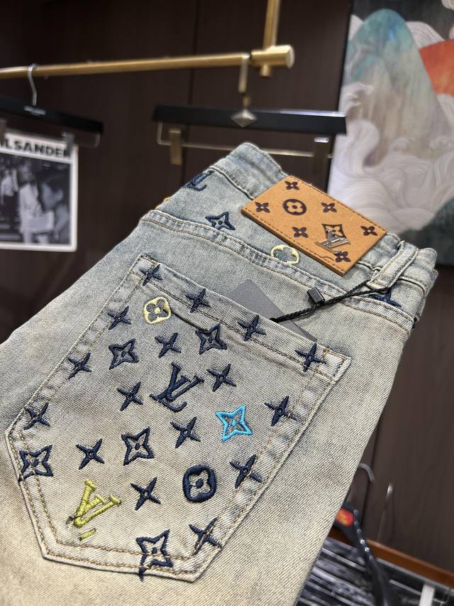 lv25S春夏男士休闲牛仔裤.......棉质牛仔面料打造 质地柔软又不失筋骨，手感干爽有韧性 经典的标志性品牌徽标，灵魂般的点缀 各项指标皆为上品，自然带来极