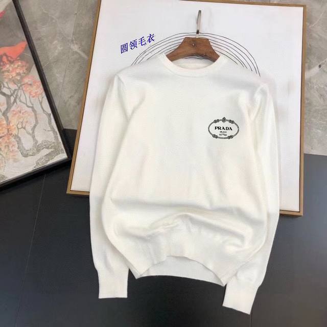 直 Prada普拉达 秋冬经典圆领套头羊毛衫，全品相！！！羊毛混纺面料，2025最新款 黄金比例！！修身款软黄金 百搭实用型的单品，搭配及实用性强大到天际，简洁