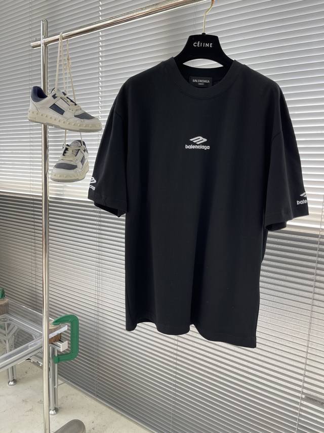 balenciag 2025Ss春夏最新款圆领时尚短袖T恤，官网同步，专柜纯棉面料！贴肤舒适，耐看又好穿，经典简约Logo设计，原厂工艺一丝不苟，型男必备单品