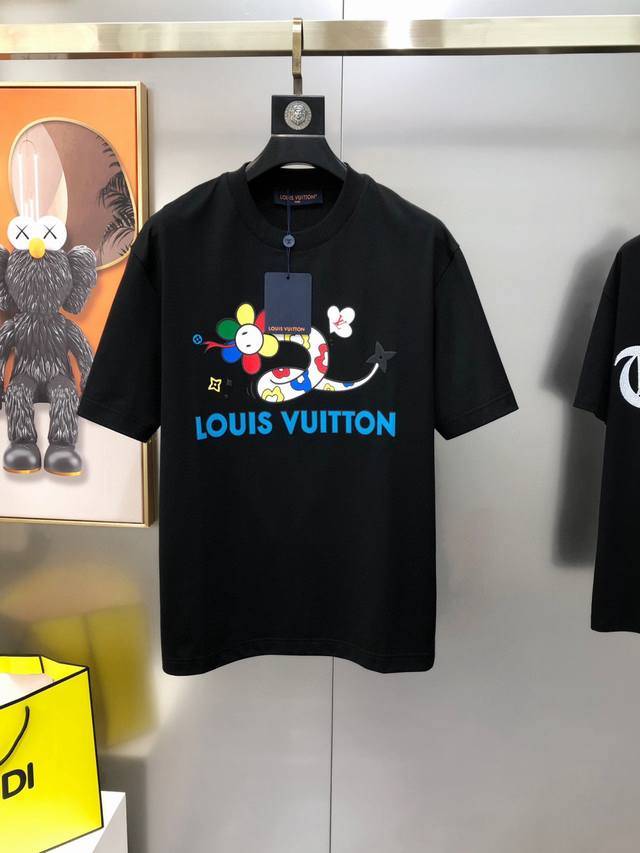 lv 2025春夏新款首发专柜最新款短袖圆领T恤 高端订制 设计前卫时尚！品牌Logo重工艺设计 高端定制丝光云朵棉面料.手感柔软.穿着舒适.专柜级别精致车线.