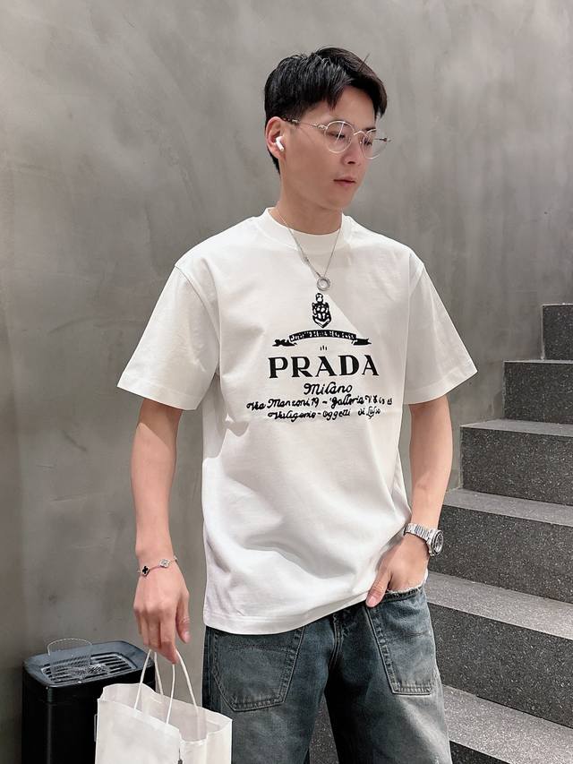普拉达 2025春夏 最新款短袖T恤，原标 定制面料，手感柔软，穿着舒适，做工精细.上身效果无敌帅气， 码数 S-2Xl