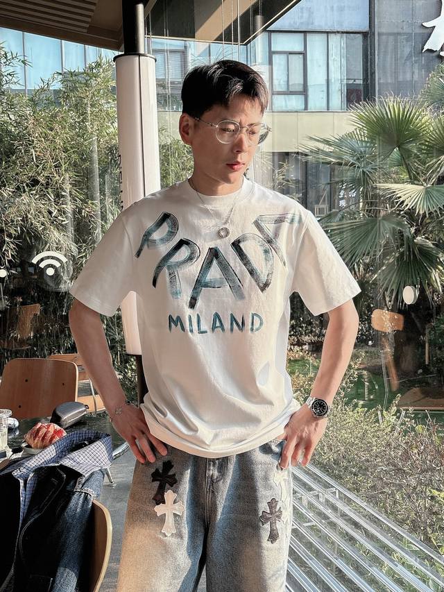 普拉达 2025Ss春夏新款棉质圆领短袖T恤 胸前手绘涂鸦工艺 顶级纯棉面料定制 标准版型 码数：S M L Xl Xxl