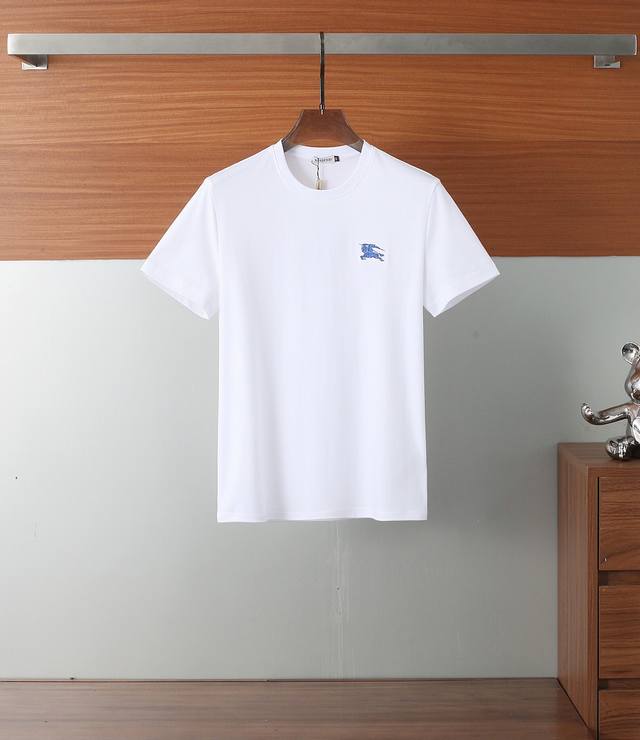 xiaoxiao 高端品质巴宝莉双面液氨棉 .面料柔软舒适透气，经典百搭款 战马刺绣设计 合体的版型 领口微微贴合颈部 上身挺拔而更具时尚感 整体上身感不会过紧