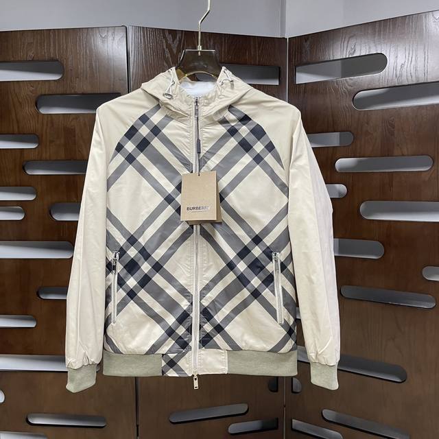qiu Burberry 巴宝莉。双面穿 2025秋冬休闲夹克外套，最新时尚休闲拉链夹克，时尚连帽夹克外套此款夹克外套选用专业定制的轻薄科技面料制成，表面整洁光
