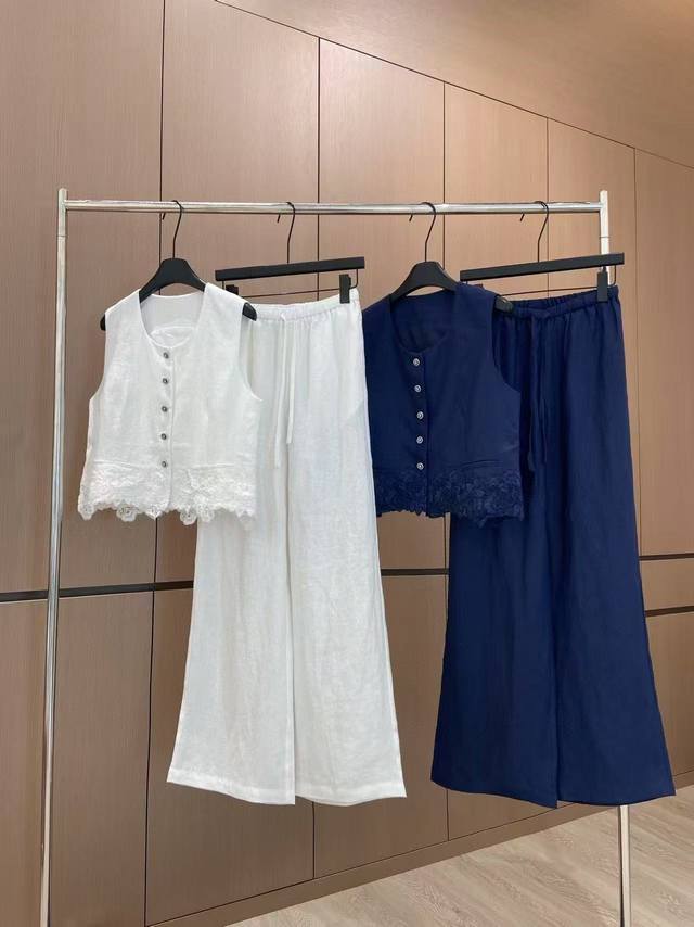 4 爆款现货 原单品质 设计师｜经典老钱风马甲套装 定制棉麻面料，蕾丝拼接马甲休闲长裤 恰到好处的松量 干净利落的裁剪 即便没有多余的噱头装饰 亦能轻松展露自身