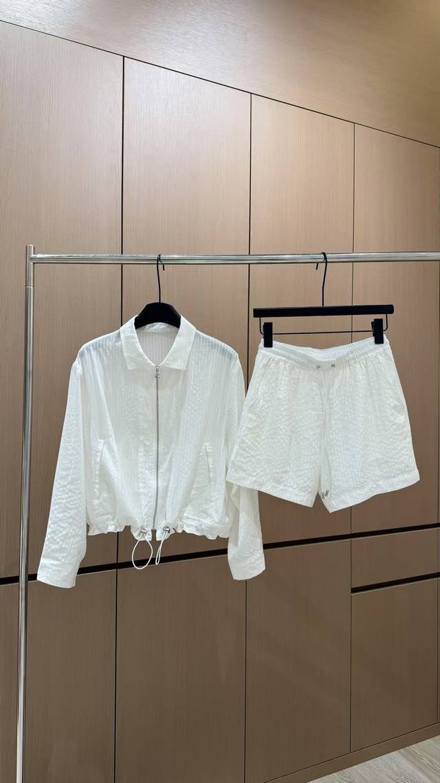 爆款现货 原单品质 设计师｜ 25春夏新纯色防晒套装！ 高端定制外套，搭配松紧腰短裤 极简主义风法式优雅的慵懒风， 休闲又时髦！ 立体剪裁版版型可甜可盐减龄少女