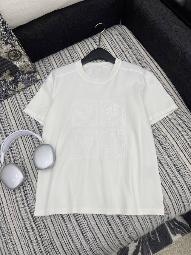 爆款现货 原单品质 设计师*｜25弹力同色绣短袖T恤 高级单品 精致版型上身巨显瘦！ 定制高品质面料 简约百搭 时髦精必备单品解锁所有穿搭！ 认准我家品质！经典