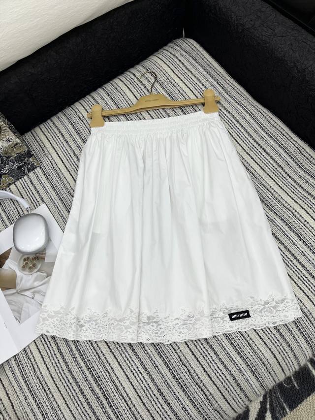 爆款现货 原单高品质 Miu Mi*｜25新款蕾丝花边拼接半裙 颜色百搭高级 定制版型包容性好 尽显高级随意感 视觉盛宴 四季必入的百搭单品 订制面料，休闲范儿