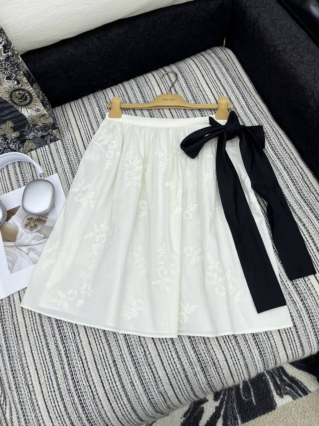 爆款现货 原单高品质 Miu Mi*｜25新款绣花蝴蝶结系带半裙 颜色百搭高级 定制版型包容性好 尽显高级随意感 视觉盛宴 四季必入的百搭单品 订制面料，休闲范