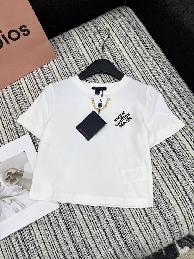 爆款现货 原单品质 Lv*｜25新品刺绣短袖T恤 精致短版型上身巨显瘦！ 大工厂P工艺 低调奢华！ 时髦精必备单品解锁所有穿搭！ 认准我家品质！时髦又高级 经典