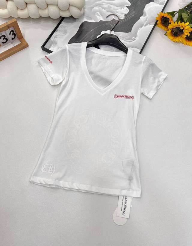 春夏新款 Chrome Hearts 梵文小标印花小T恤 日本进口印花原浆，印花超有质感，上身高端上档次 这个夏天人人必入手的款式，用一直秉承的哥特式字体演绎，