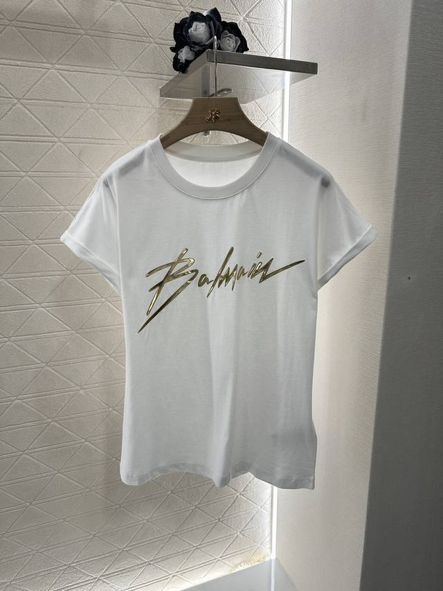 balmai*2025新品上架 卷边贴布字母 定制Yb斜纹全棉材质 质感高级 亲肤柔软 圆领正肩设计修饰肩颈线条 卷边宽袖剪裁遮肉舒适 尽显时尚品味 胸前标志金