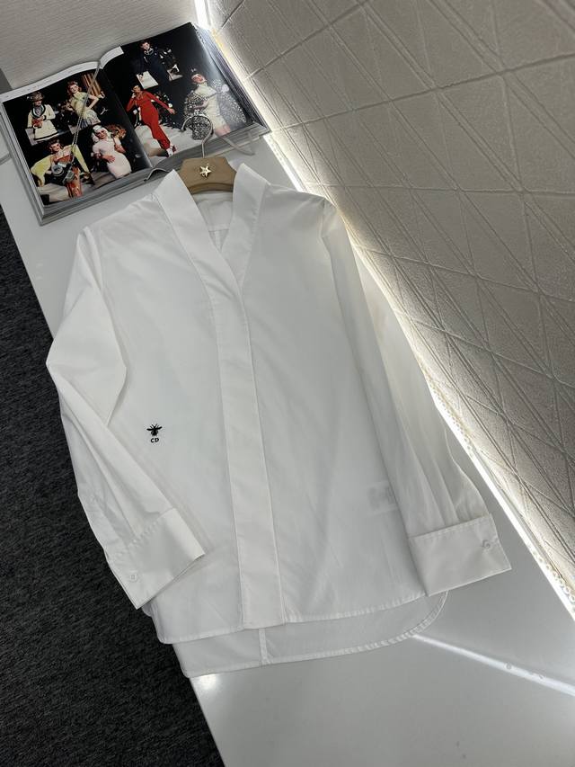 dio*2025新品上架 素色高智感衬衫 定制Yb斜纹全棉材质 质感舒适细腻 领子交叠长袖衬衣剪裁 前襟隐藏式开襟纽扣设计 上身充满慵懒气息 中长款增加帅气感
