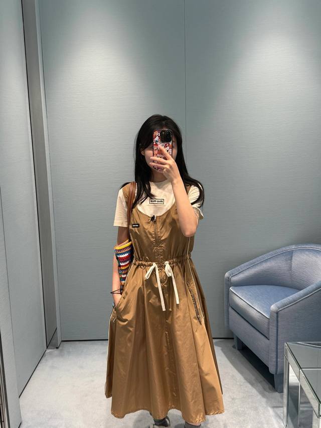 miumi* 25Ss春夏新款 徽标咖色无袖连衣裙丨独家Yb开发！高版出品！拉链和徽标都特别有设计感 两侧有拉链口袋设计 腰间抽绳收腰显瘦 无袖款特别适合夏天穿