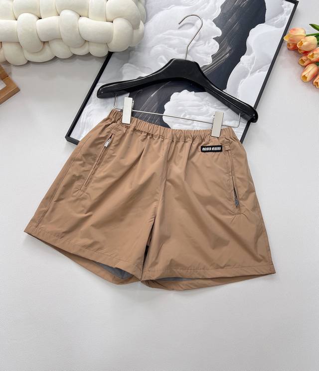 miumi* 25Ss春夏新款棕色尼龙系列微标连帽外套+高腰短裤丨独家Yb开发！高版出品！撞色捆边点缀设计 超显瘦 干练且酷帅 胸口贴布Logo点缀 时髦感拉满