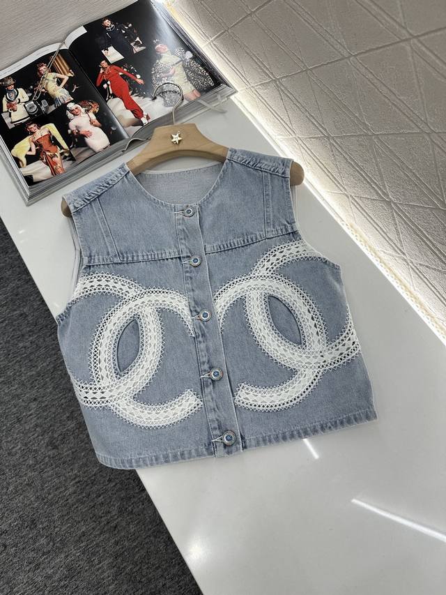 chane*2025新品上架 蕾丝绣花牛仔马甲短裙套装 定制Yb斜纹棉牛仔材质 多重水洗 呈现出挺括质感 短款牛仔马甲裁剪 基础轮廓线耐看高级 通体显白浅蓝色