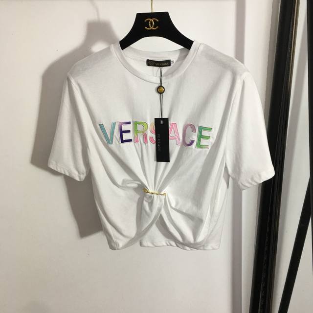 款号 3945 Versac*新款 彩色刺绣字母别针收腰露脐短袖T恤，白色，黑色，S-Xl， M码；肩宽40，胸围88，袖长21，衣长30-46