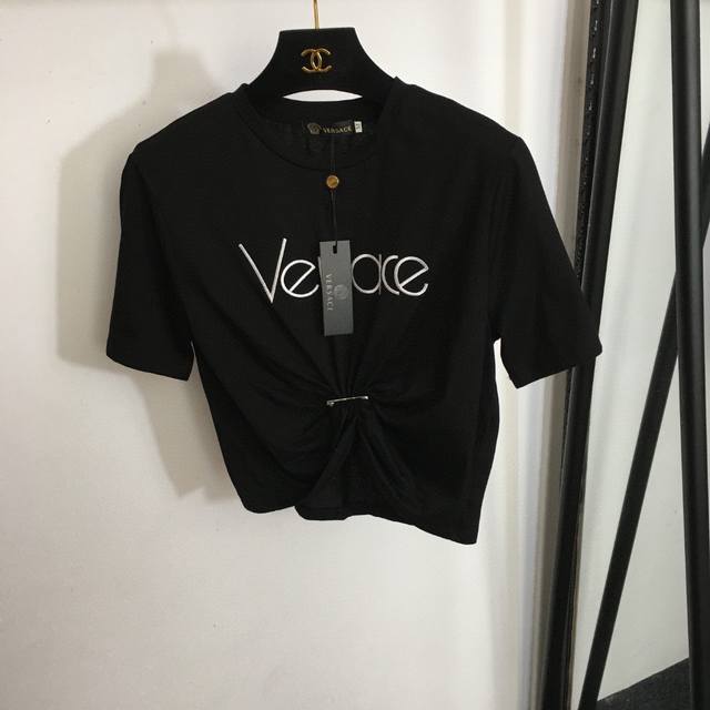 款号 0051 Versac*新款 胸前刺绣字母 美杜莎人像别针扣皱褶收腰短款短袖T恤，白色，红色，蓝色，黄色，橘色，紫色，灰色，绿色，黑色，S-Xl， M码；