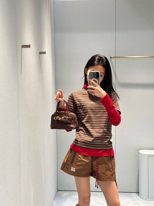 miumi* 25Ss早春新款 简约百搭撞色条纹圆领短袖T恤丨独家高版出品！经典条纹设计 永远不会过时恰到好处的衣长上身包容性超强 百搭版型绝绝子！颜色的碰撞无