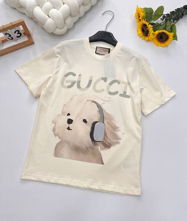 gucci 卡通可爱耳机狗狗印花图案短袖T恤 设计感十足 干净又清爽 满满的青春活力 真的狠难不爱啊！凹起造型来妥妥的好看 经典的小圆领设计简洁好穿 走在街上吸