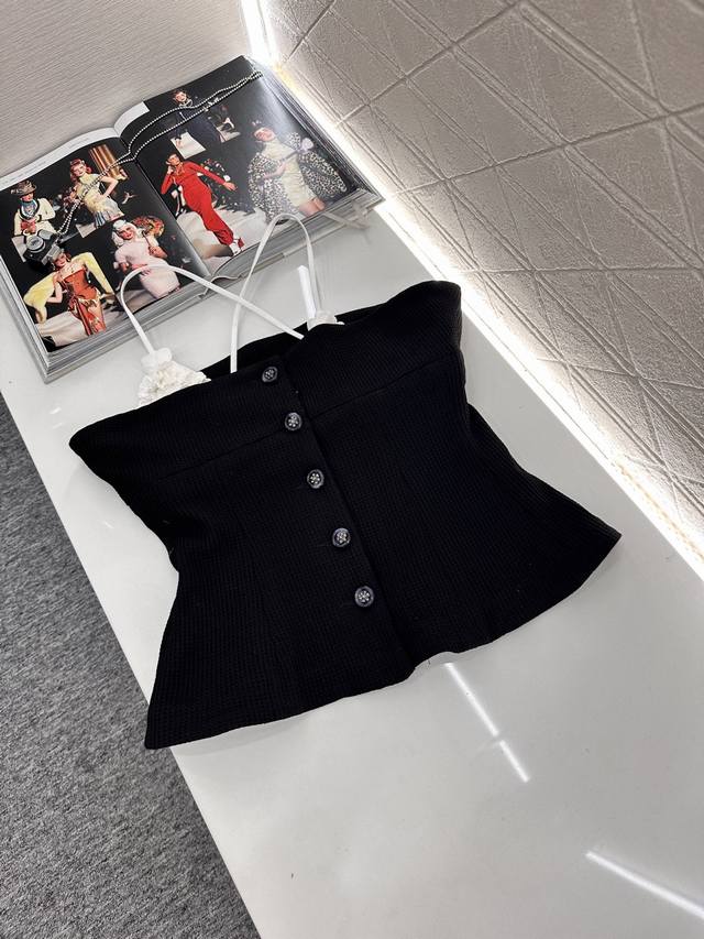 chane*2025新品上架 重工花朵吊带上衣 定制Yb进口材质 质感细腻 亲肤柔软 细肩吊带上衣剪裁 通体上白下黑撞色处理 配合立体手工山茶花装饰胸衣 气质十