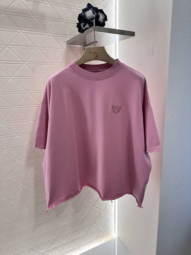 balenciag*2025新品上架 圆领破洞印花 定制Yb原生全棉材质 透气舒适 质感十足 宽松落肩T恤裁剪 凸显品牌格调 采用克重纯棉制成 略带有弹力 呈现