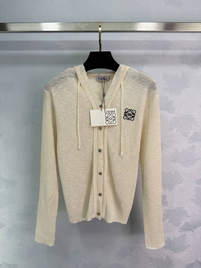 loe*V领连帽针织开衫，胸前黑色刺绣Logo，简约设计，百搭单品。经典又耐看。1色3码Sml 。T226B