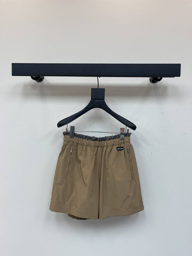 miumi*25春夏新款炸街休闲神器，松紧腰短裤。版型超级不挑人，带点阔版的感觉，定制标志字母Logo。尼龙面料，比较轻薄质感，一系列搭配上身时髦又有型。Sml
