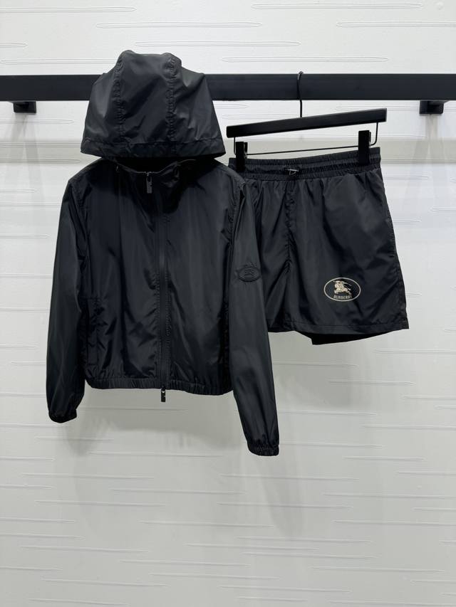 上新原单高端品质 Burberr* 2025春夏最新系列！连帽冲锋外套短裤套装！定制进口防风防水尼龙材质 质感十足 连帽拉链外套短裤 大身通体素色 下摆松紧设计